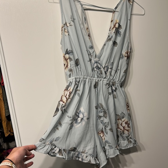 Selfie Leslie Braelynn Casual Romper, Light Blue Floral, Size M - Picture 4 of 7